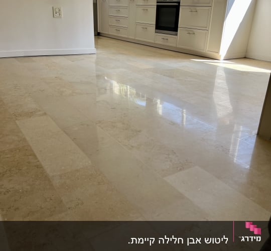 רצפה נקייה ומבריקה במטבח מואר